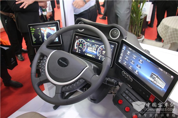 森鹏科技“悬浮屏”全数字驾驶舱