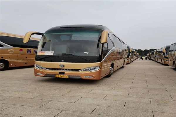 “高定”国宾接待车 金旅客车连续23年服务全国两会