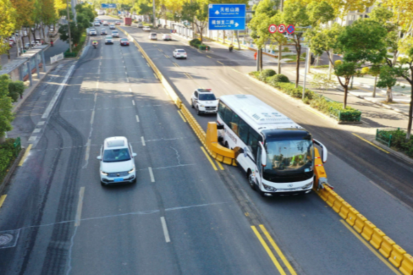 新华网：安徽首条“拉链式潮汐车道”在芜湖正式运行