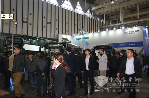 福田欧辉展台络绎不绝的人群