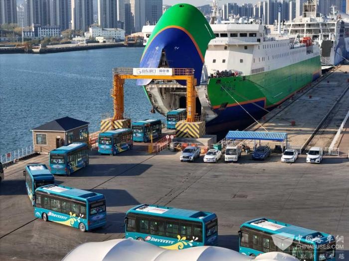 山东烟台：电动公交车运输有序