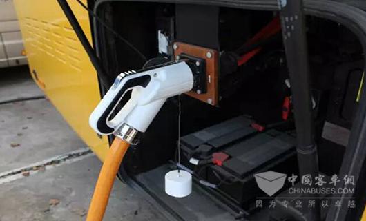 鼎充直流立式双充一体桩具备自动绝缘检测功能