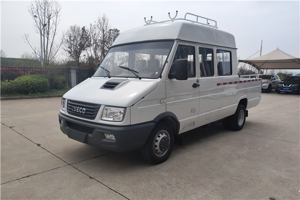 南京依维柯NJ5046XGCZ5A-2斗式车（柴油国六6-9座）