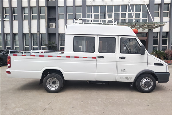 南京依维柯NJ5046XGCZ5A-2斗式车（柴油国六6-9座）