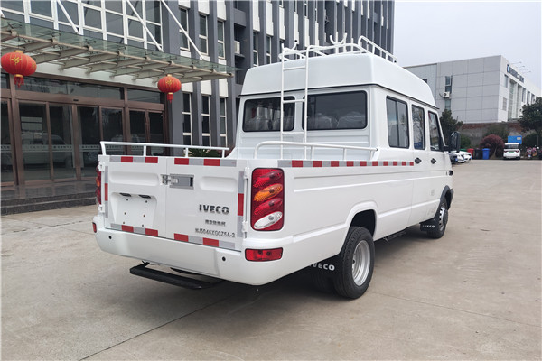 南京依维柯NJ5046XGCZ5A-2斗式车（柴油国六6-9座）