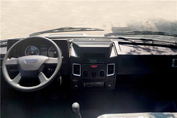 南京依维柯NJ5046XGCZA斗式工程车（柴油国六10-13座）