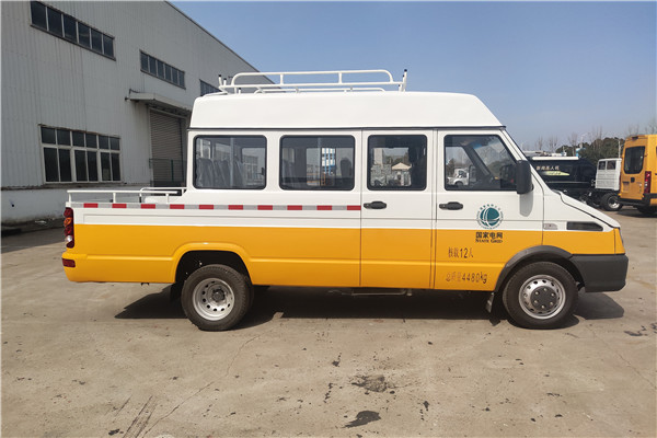 南京依维柯NJ5046XGCZA-1斗式工程车（柴油国六10-13座）