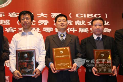 华越董事长俞士妙(中)上台领奖